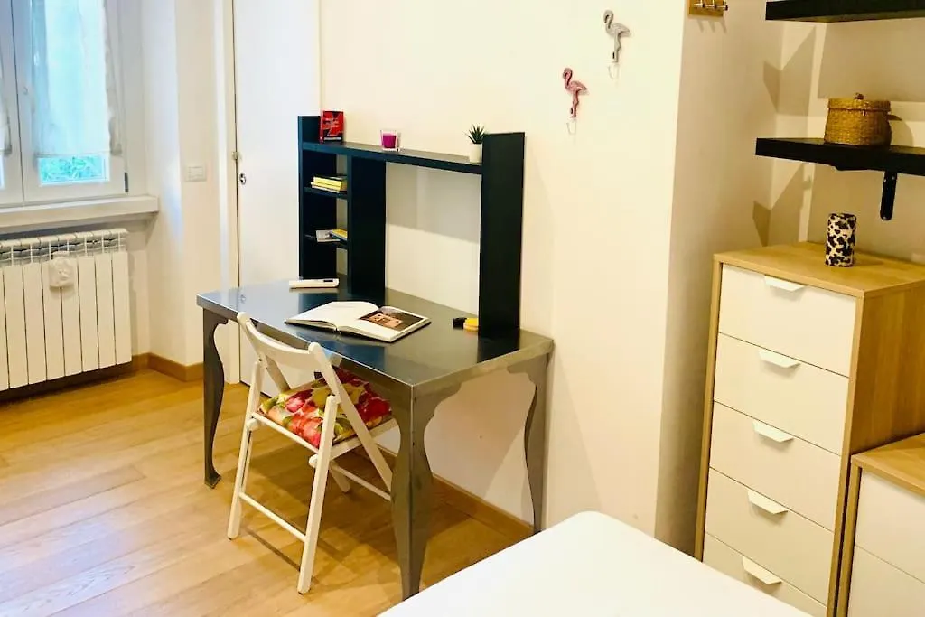 Ampola Home “Flamingo” Milán 0*,  Italia