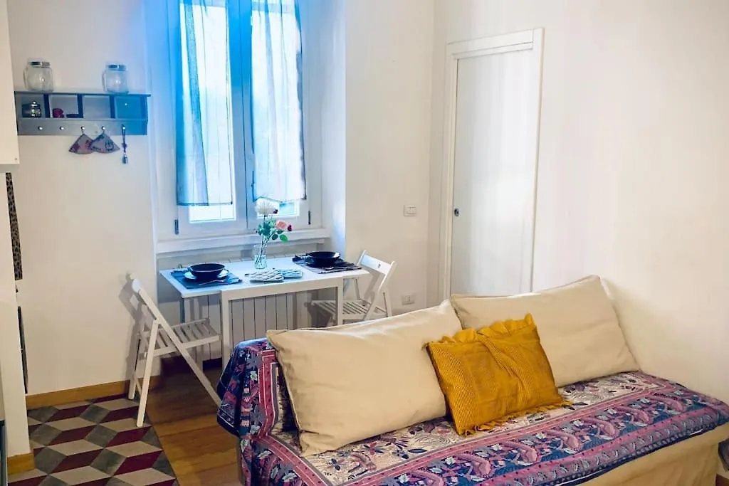 Ampola Home “Flamingo” Milán 0*,  Italia